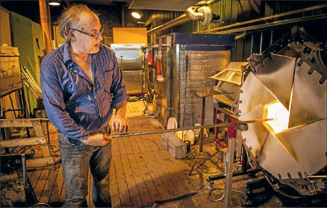 Lasitaiteilija Kari Alakosken mielestä suuri osa suomalaisista ei ymmärrä käsintehdyn ja teollisen lasin eroa. Kimmo Haimi