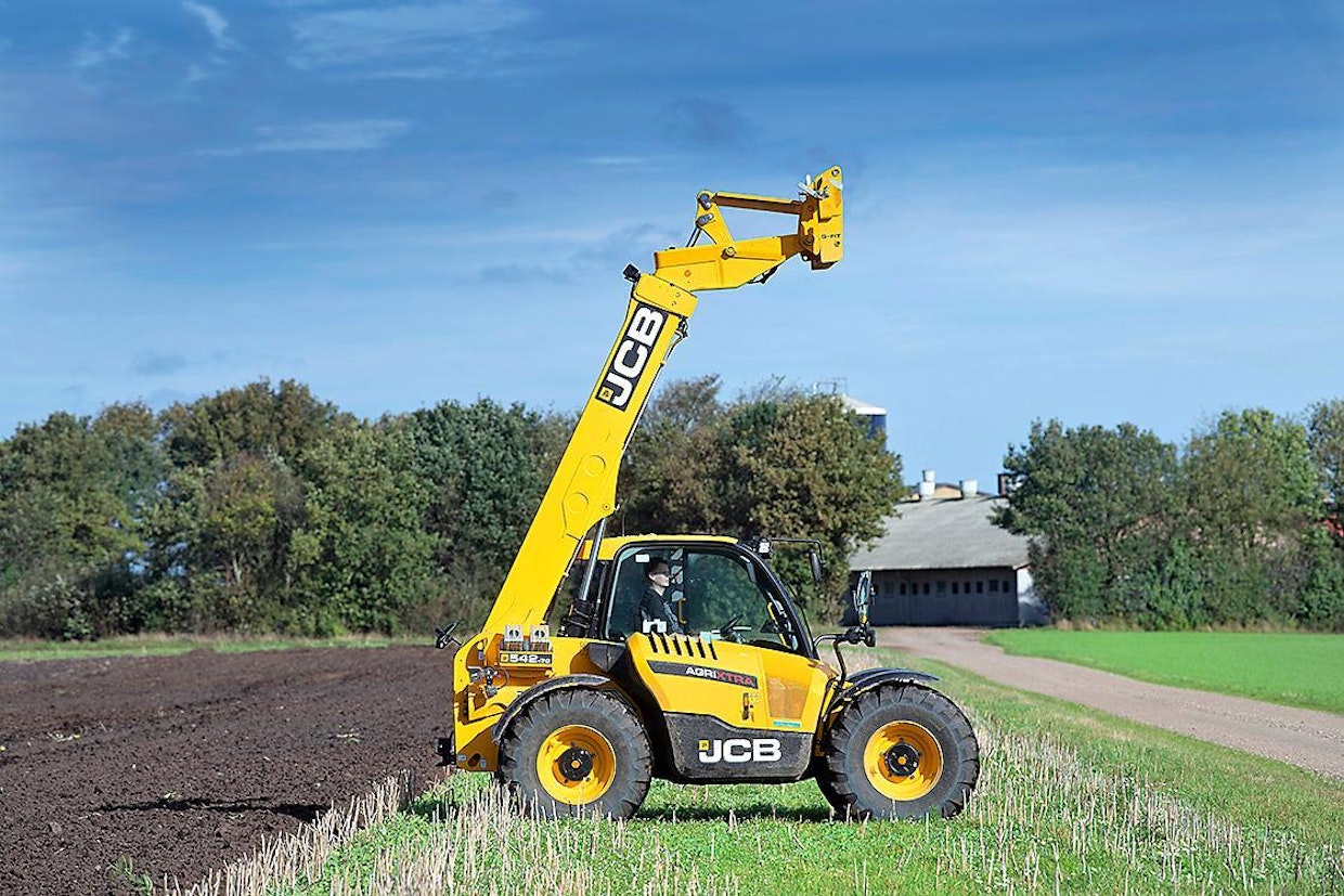 JCB 542-70 AgriXtra: Englantilaiset käyttivät 7,1 miljoonaa euroa uuden ohjaamon suunnitteluun – se arvioitiinkin testissämme ryhmän parhaaksi. Myös hydrostaatin ja powershiftin parhaat puolet yhdistävä voimansiirto on sivistynyt. JCB:n suoritus pelkästään teknisesti arvioiden oli kuitenkin ryhmän heikoin.