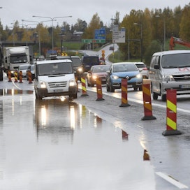 Vettä nousi tielle Espoossa Kirkkojärven tietyömaan kohdalla tiistaina illalla. Molempiin ajosuuntiin on kuitenkin saatu pidettyä yksi ajokaista auki. LEHTIKUVA / HEIKKI SAUKKOMAA