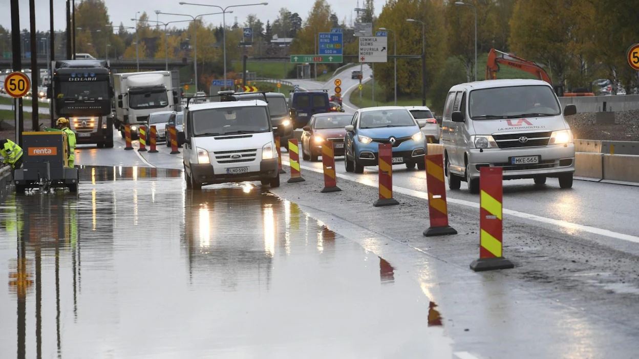 Vettä nousi tielle Espoossa Kirkkojärven tietyömaan kohdalla tiistaina illalla. Molempiin ajosuuntiin on kuitenkin saatu pidettyä yksi ajokaista auki. LEHTIKUVA / HEIKKI SAUKKOMAA