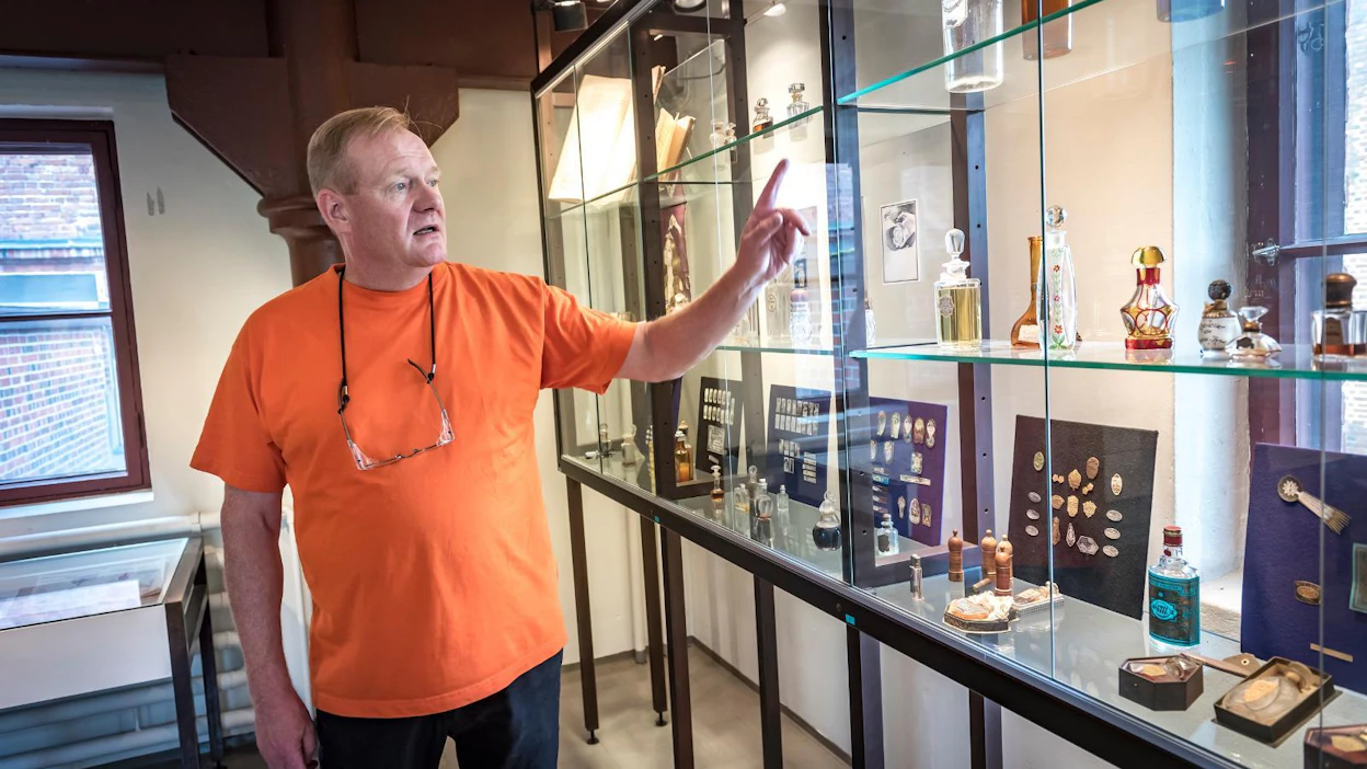 "Valtion Alkoholiliike valmisti kieltolain aikana muun muassa hajuvesiä", kertoi palvelupäällikkö Jaakko Nenonen Altialta elokuussa Rajamäen tehdasmuseossa.