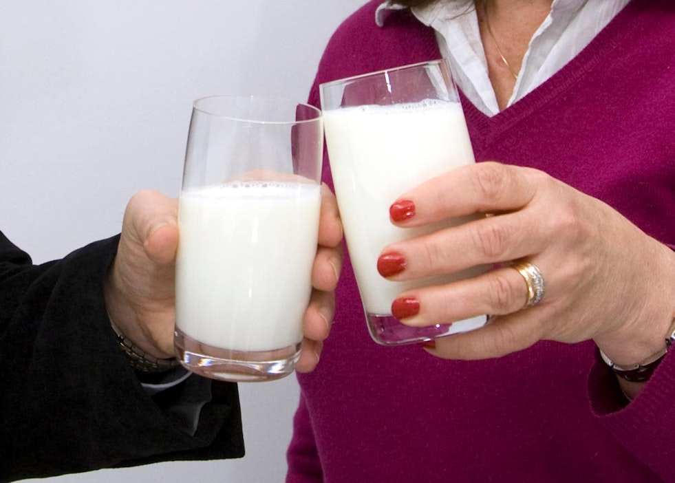 Kasvisten ja hedelmien kulutus vähensi maidonjuonnin haittoja.