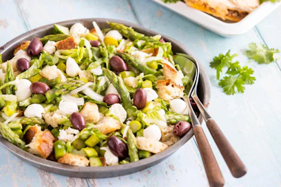 Panzanella on italialainen tomaattisalaatti, joka nyt tarjotaan parsaversiona.