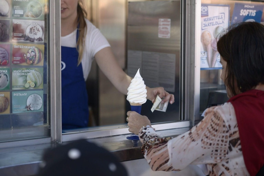 Kesätyöpaikkojen määrä romahti viime vuonna koronapandemian takia. LEHTIKUVA / HEIKKI SAUKKOMAA