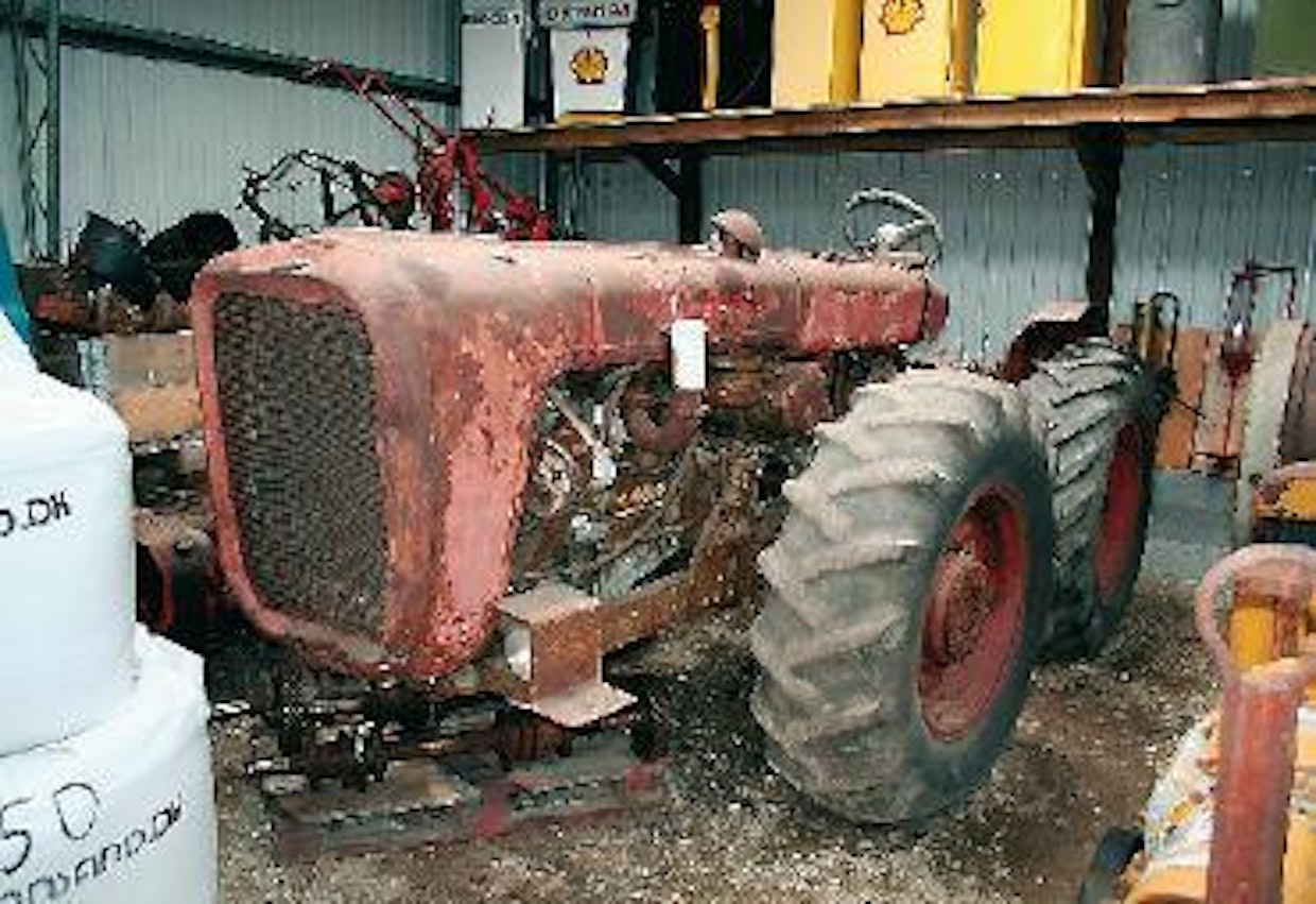 Budapestilaisessa Punaisen Tähden traktoritehtaassa tehtiin vuosina 61–73 nelivetoisia Dutra-traktoreita itä- ja joskus länsiblokinkin tarpeisiin. 6-sylinterinen ja vaille 8-litrainen 4-tahtidiesel kehitti parhaillaan 90hv:n tehot, traktori painaa 5033 kg. Grenaa, Tanska
