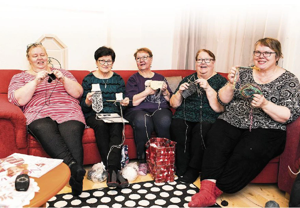 Kirsi Tuunanen, Vuokko Pietiläinen, Asta Vesamäki, Eeva Niskanen ja Leila Muli pitävät kerhoiltaa viikon kohokohtana.