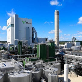 Raakabiometanolia syntyy Äänekosken biotuotetehtaalla selluntuotannon sivujakeena. Liikennekäyttöä varten biometanoli pitää puhdistaa.
