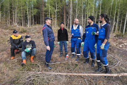 Kauko Korpi (keskellä) on ollut tyytyväinen turvapaikanhakijoiden työhön maatilallaan.