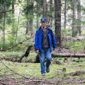 Metsänomistaja Anders Engberg esitteli kaavoituksen metsätalouden harjoittamiselle tuomia ongelmia Kirkkonummella syyskuussa. &quot;Eteen tulee jatkuvasti uusia tilanteita, joista ei selviä ilman juristin apua.&quot;