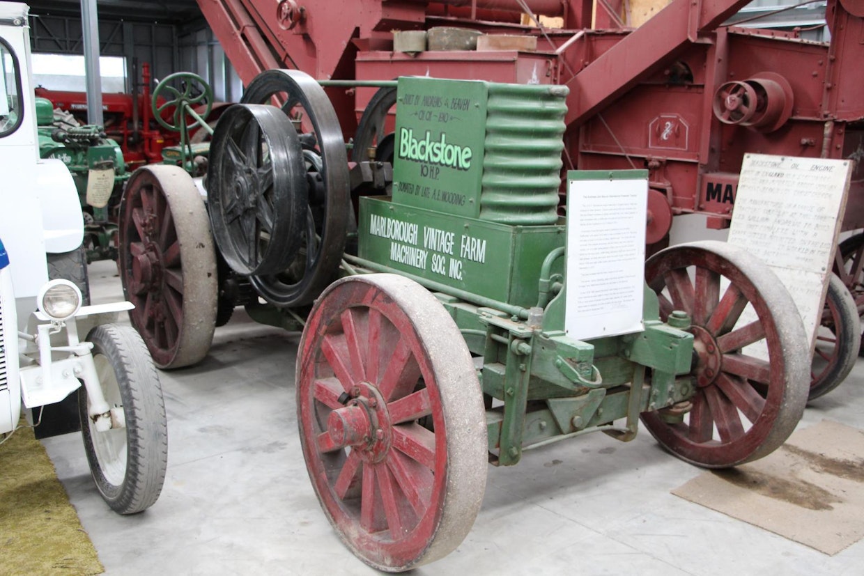 Uudessa-Seelannissa on tehty ainakin yksi traktori ja se on tämä 10-hevosvoimainen Blackstone, joka valmistui joskus vuoden 1906 jälkeen. Englannista tuodun moottorin ympärille koottua traktoria käytettiin aluksi liikkuvana silppukoneena, myöhemmin se varustettiin vinssillä paalujen junttausta varten. Myös kaikkinaiset maataloustyöt hoituivat puurunkoisella Blackstonella, joka oli aktiivikäytössä vuoteen 1938 asti. (Blenheim)