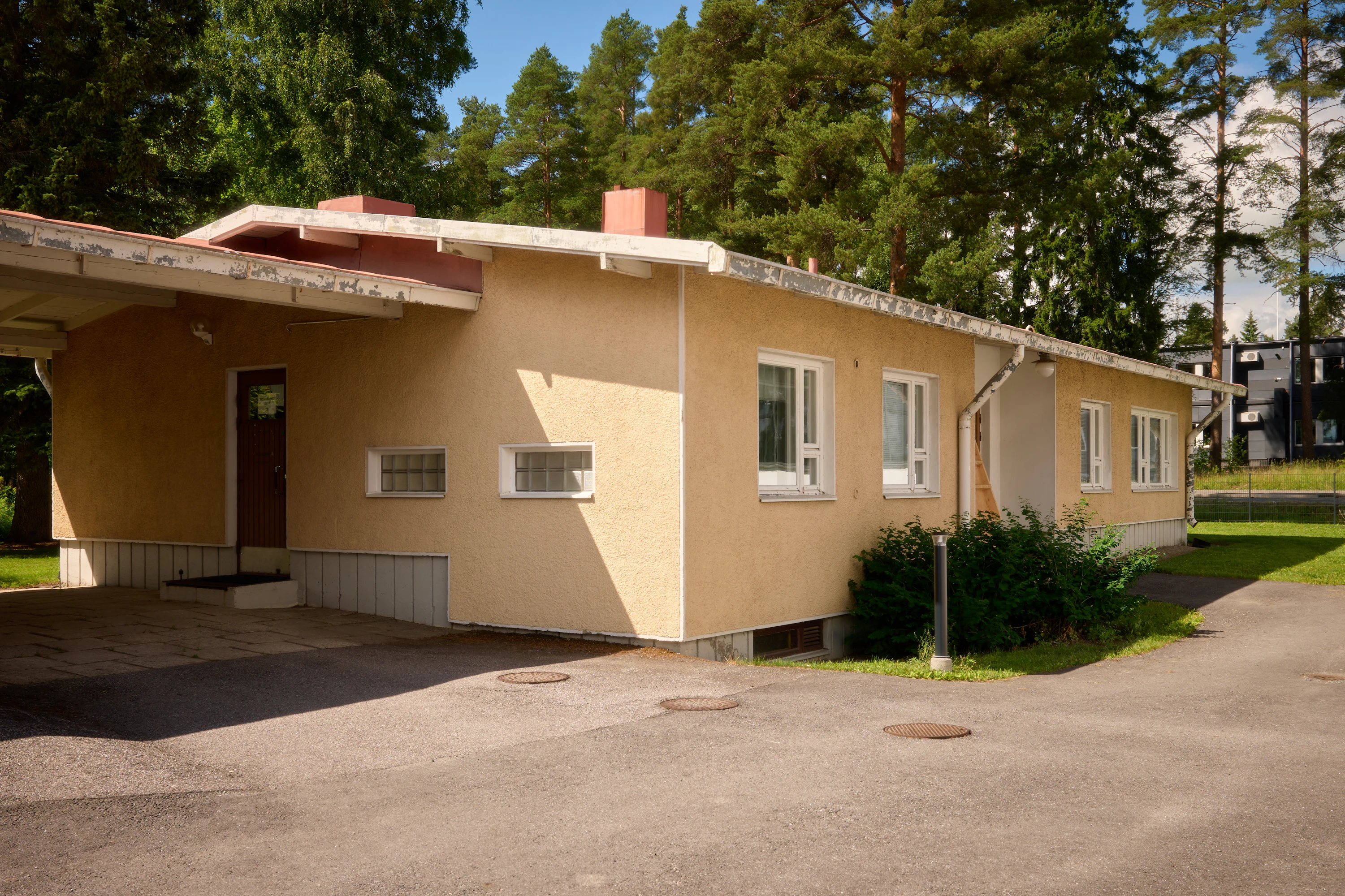 Mäkipään ensimmäinen koti oli ammattikoulun talonmiehen asunto.