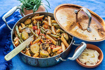Kun pasta ja kastike kypsyvät suloisessa sopusoinnussa samanaikaisesti kattilassa, myös maku ehtii syventyä.
