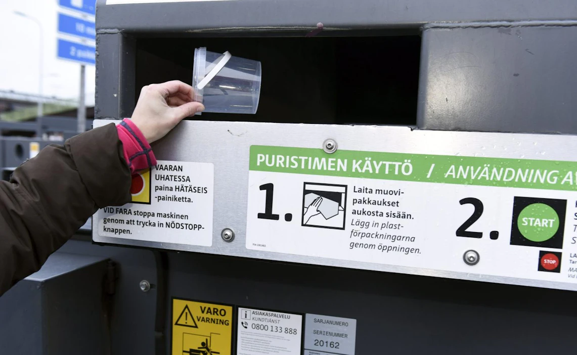 Kotitalousjätteillä tarkoitetaan ihmisten kotioloissa tuottamia jätteitä, kuten biojätteitä, kartonkia, paperia, lasia, metallia ja muovia. LEHTIKUVA / HEIKKI SAUKKOMAA