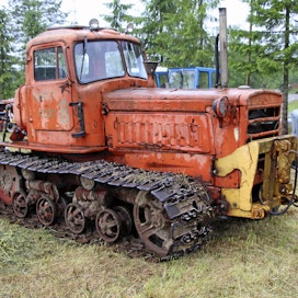 DT-75B -telatraktoreita valmistettiin eri versioina vuosina 1963–2009, Volgogradissa, Neuvostoliittossa.