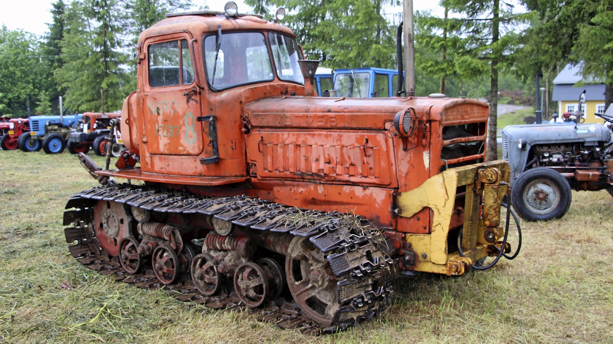 DT-75B -telatraktoreita valmistettiin eri versioina vuosina 1963–2009, Volgogradissa, Neuvostoliittossa.