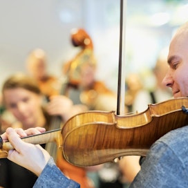 Alahärmässä asuva Antti Järvelä toimii Suomen suurimman pelimanniorkesterin Orivesi All Starsin taiteellisena johtajana.