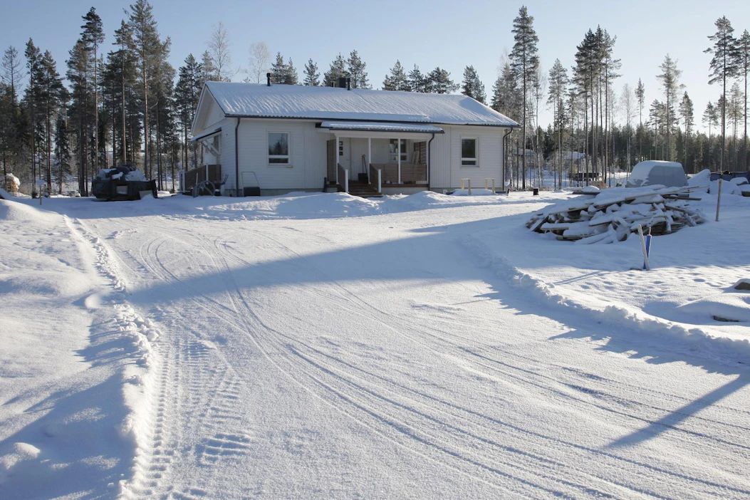 Pientalojen uudisrakentamisen kohonnut hinta ohjaa perheitä hankkimaan valmiita uudehkoja taloja, arvioivat kiinteistövälittäjät.