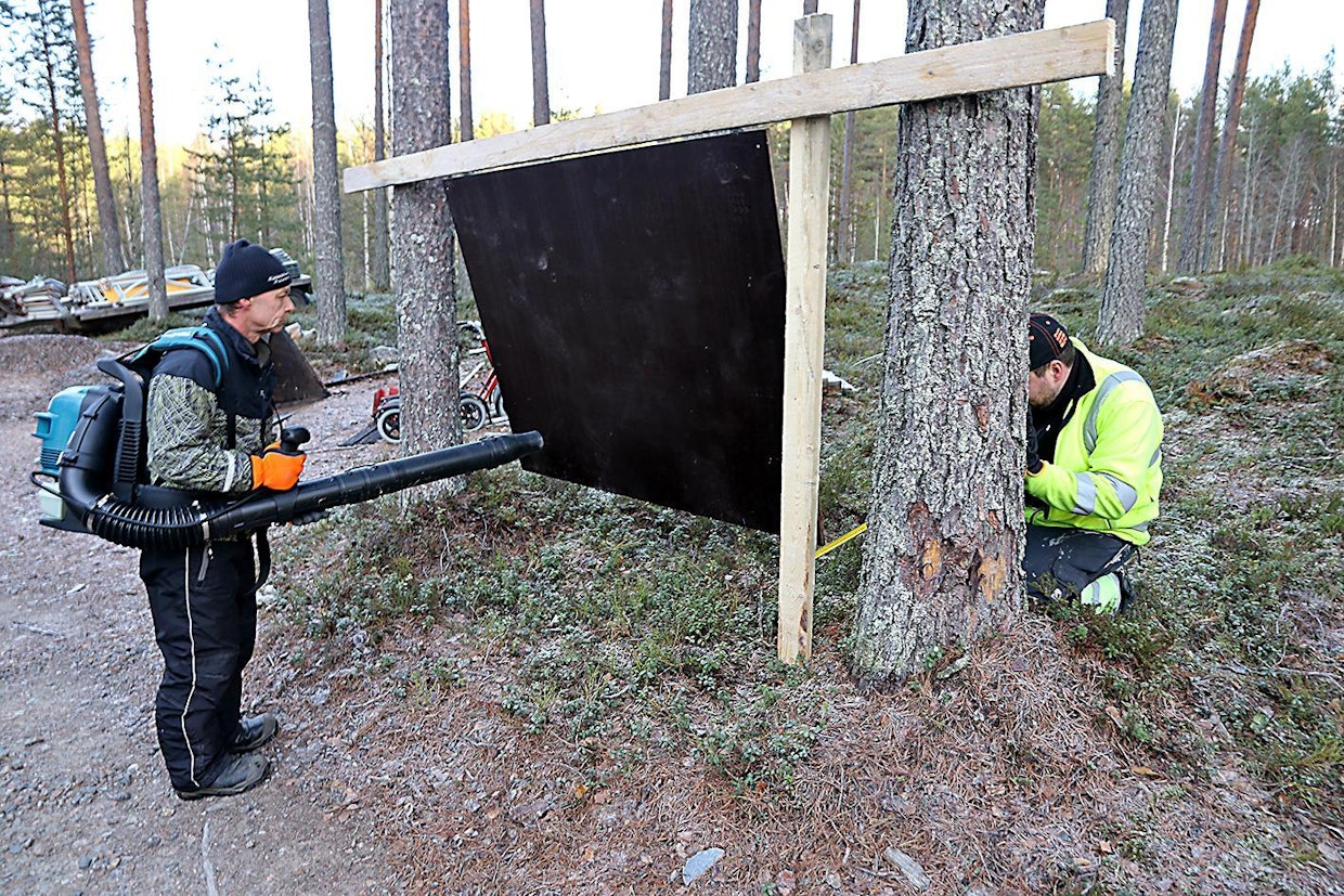 Levykokeessa mitattiin, kuinka paljon puhallusvoima riittää kallistamaan ylälaidastaan saranoitua vaneria.