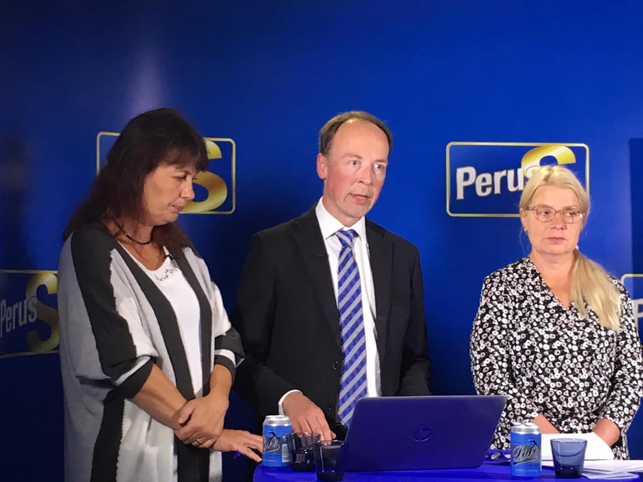 Perussuomalaisten johto Työmiehen tuumaustunnilla maanantaina Helsingissä: vasemmalta puoluesihteeri Riikka Slunga-Poutsalo, puheenjohtaja Jussi Halla-aho ja eduskuntaryhmän puheenjohtaja Leena Meri.