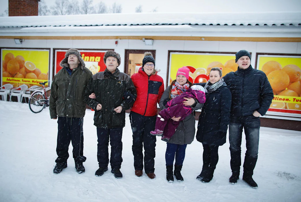 Keijo Seppälä (vas.), Seppo Henriksson, Iida Moisio, Katja Viitanen sylissään Viola-tytär, Katja Honkonen sekä Mikko Kallio toivovat, että Pylkönmäen Sale voisi jatkaa toimintaansa esimerkiksi nykyistä suppeammilla aukioloajoilla.
