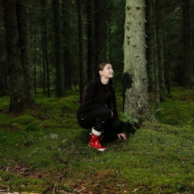 Varsinais-Suomen voittaja Anna Jasu sai perehtyä Auranmaan metsänhoitoyhdistyksessä puuston toimenpiteiden arviointiin.