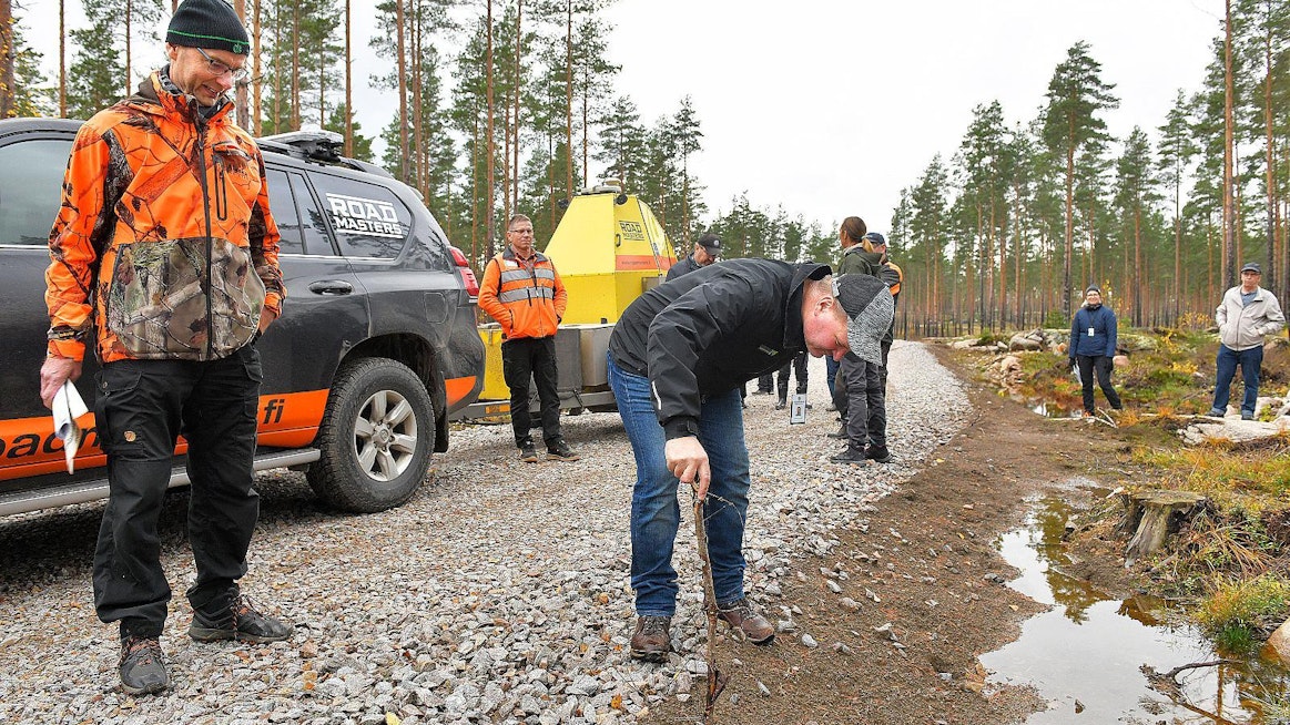Metsänhoitoyhdistys Lounametsän Arto Leino ja metsäkeskuksen Petri Lähteenmäki esittelivät lokakuussa Laitilaan tuhkasta rakennettua metsäautotietä. Tuhkaa ei kuvassa selvästi näy, sillä sen päälle täytyy levittää viimeisenä ohut murskekerros.