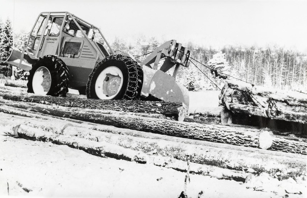 Lokomon ensimmäinen metsäkone, Juonto-Lokkeri oli maastokelpoiseksi ja vahvaksi suunniteltu runkojuontomenetelmän kone. Se oli muista juontotraktoreista poikkeavan näköinen ja loi pohjan myös ensimmäiselle Lokomon kuormatraktorille. (Lusto/Metsätehon kokoelma)