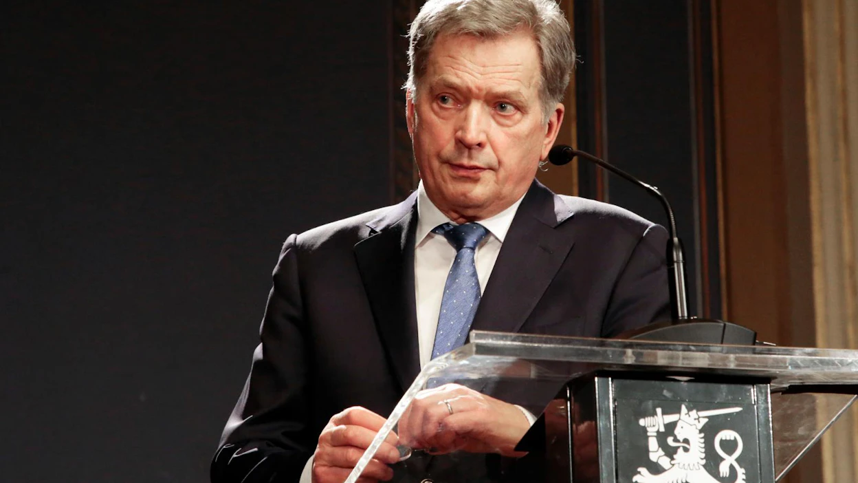 Sauli Niinistö (kuvassa) on ollut aktiivinen ulkopolitiikassa, mutta sitä ei voi jättää pelkästään hänen harteilleen, Jukka Tarkka painottaa. "On hyvin ongelmallista, jos pääministeri arkailee ulkopolitiikkaa ja se jää kokonaan presidentin syliin."