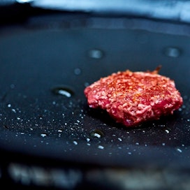 Sveitsiläisyhtiö haluaa vauhdittaa laboratoriossa kehitetyn lihan tuloa markkinoille.