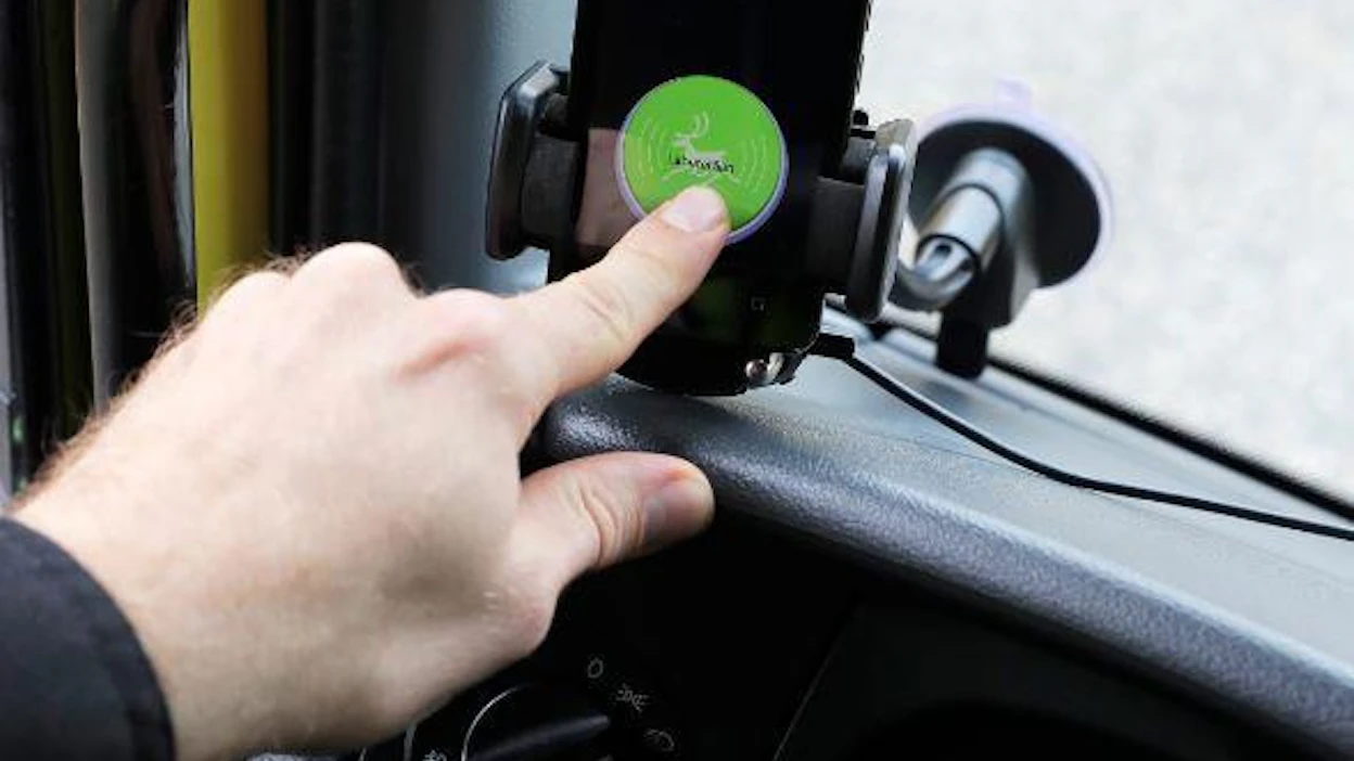 Harvaa sovellusta on suunniteltu liikenteessä käytettäväksi. Kuvassa Porokello-sovellus, joka varoittaa tiellä liikkujia poroista.