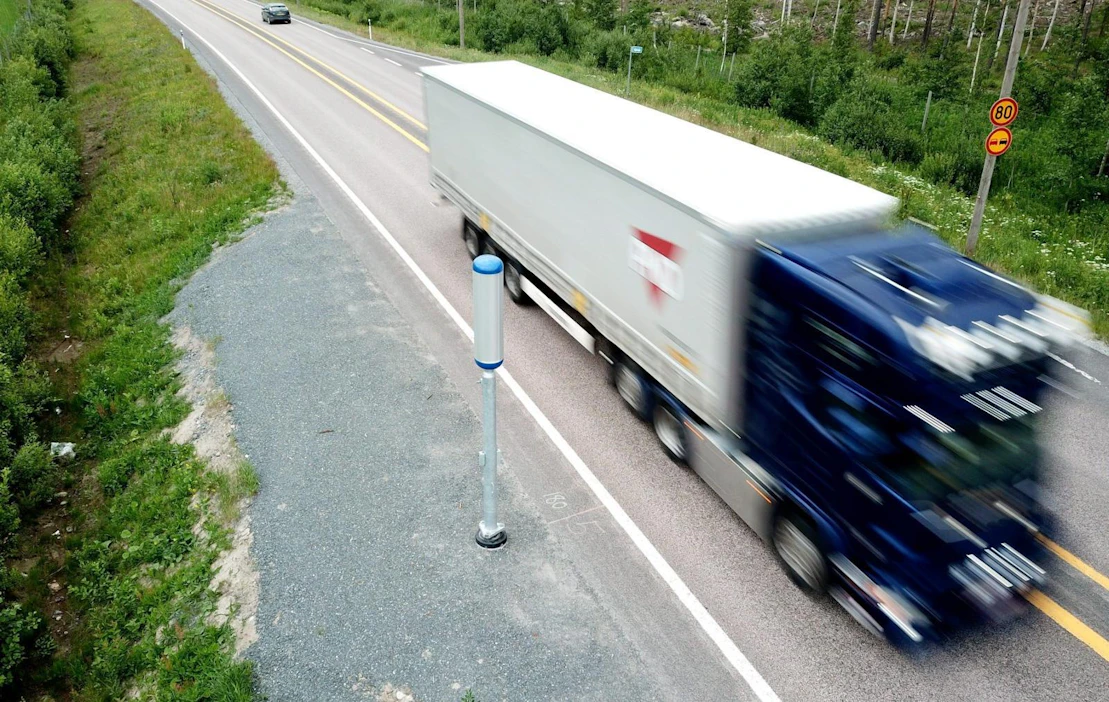 Turvavyön käyttämättömyydestä ja kännykän käytöstä voidaan antaa liikennevirhemaksu ensi vuoden kesäkuusta lähtien, kun uusi tieliikennelaki tulee voimaan. LEHTIKUVA / MARTTI KAINULAINEN