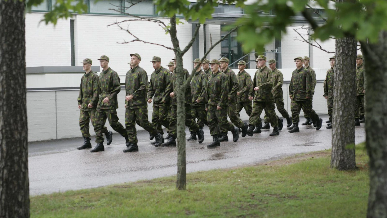 Reserviläisliitto ehdottaa koko ikäluokan kutsuntoja, naiset mukaan lukien. Asepalveluksen suorittaa nykyisin muutama sata naista vuodessa.