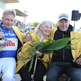 Legendat Derbyn voittajakehässä: Jorma Kontio, Calgary Gamesin kasvattaja Margareta Wallenius-Kleberg ja Timo Nurmos. Menhammarin kuningatar on nyt palannut myös oriin omistajaksi.