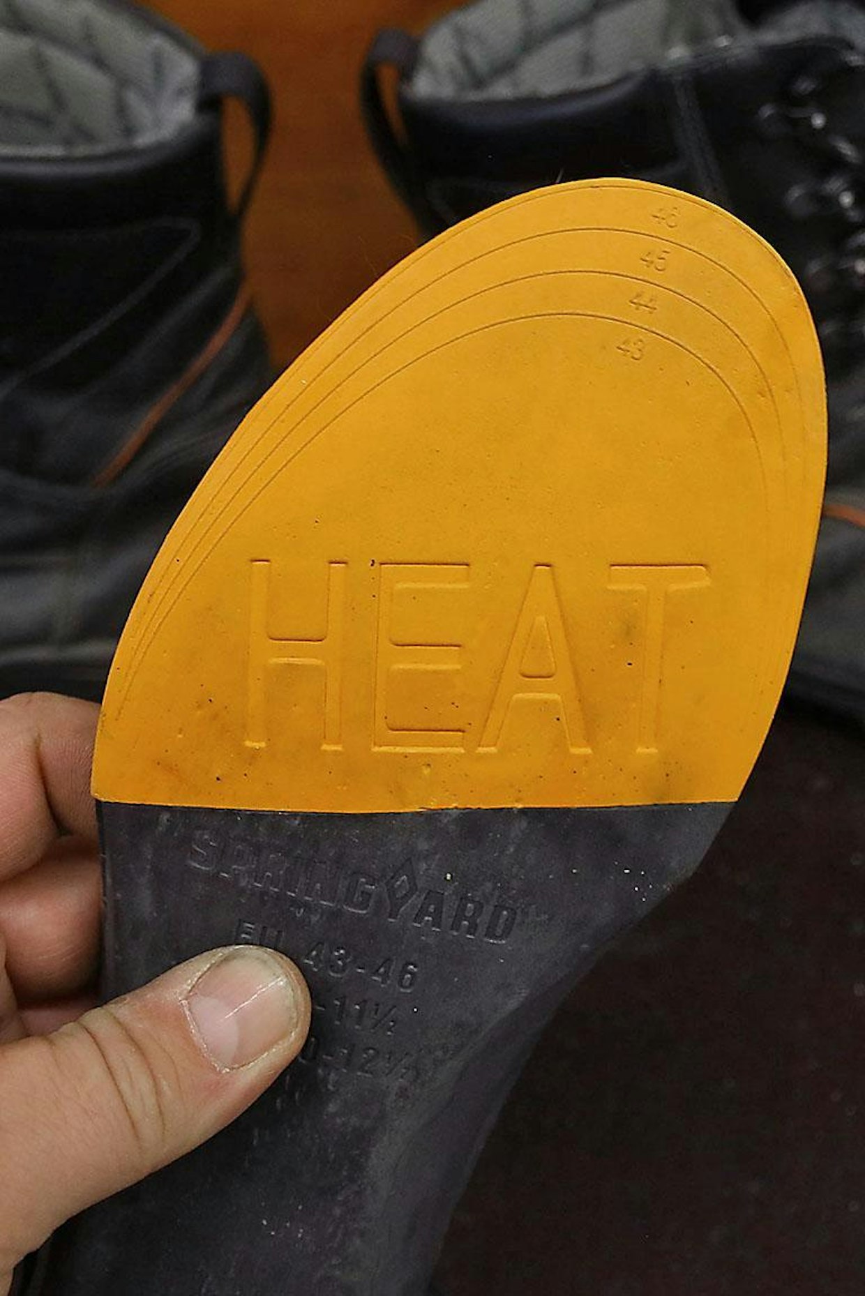 Pohjallisissa on lämmityksen sisältävä alue näkyvissä Heat-merkinnällä. Pohjallisissa on leikkausviivat sovittamisen helpottamiseksi eri kenkäkokoihin. Suositeltavaa on kuitenkin ensin verrata alkuperäisiin pohjallisiin, sekä suorittaa pienennys koko kerrallaan – kaikkien kenkävalmistajien lesti ei ole samanmuotoinen.