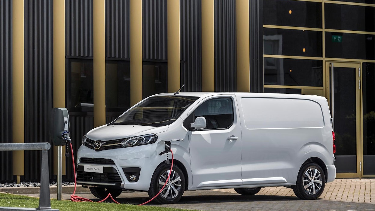 Toyota Proace pohjautuu PSA-yhtymän sähköisiin Citroen ja Peugeot tonniluokan pakettiautoihin. Eroavaisuudet löytyvät lähinnä mallivaihtoehdoista ja varusteluista.