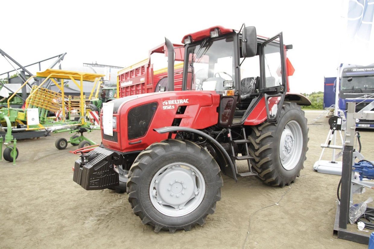Agri-Kymi tuo maahan Belarus-traktoreita. 952.5-mallia on päivitetty useilta osin ja keulalla on Boschin valmistamalla yhteispaineruiskutusjärjestelmällä varustettu nelisylinterinen 4,75-litrainen 95-hevosvoimainen nelosmoottori. Tason 3B päästömääräykset täyttyvät SCR-järjestelmällä. Kompressori, perävaunun jarruventtiili ja ilmastointi kuuluvat vakiovarustukseen. Hinta alkaen 34 112 euroa, alv 0%. (TV)