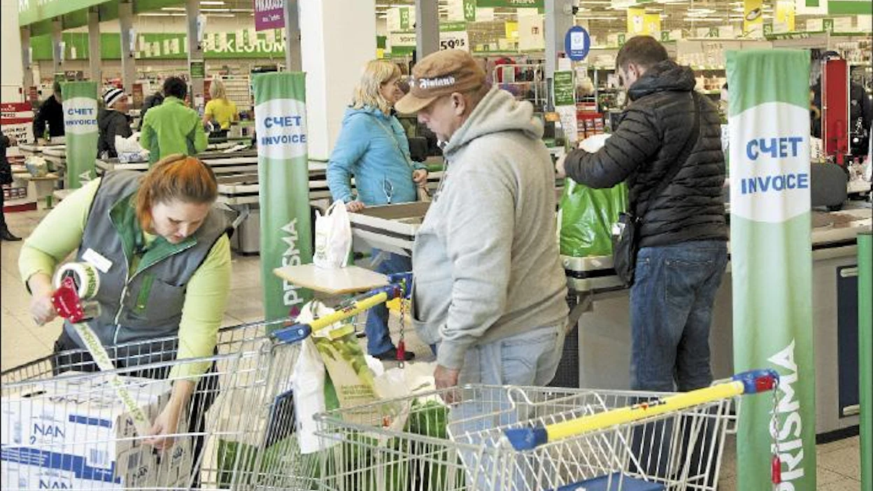 Ruplan kurssin alamäki on verottanut tänä syksynä rajusti venäläisten kuluttajien ostovoimaa. Kuvan ostosmatkailijat asioivat Lappeenrannan Prismassa. Ari Nakari