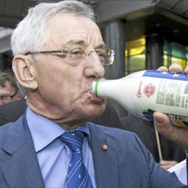 Ryyppy maitoa vahvisti Suomen ja Baltian maiden tuottajien viestin EU-päättäjille. Maatalousvalikunnan meppi Albert Dess hörppää pullosta,johon on painettu etiketti ”Solidarity milk” eli solidaarisuuden maitoa. Juha ROININEN