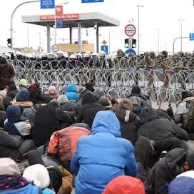 Vuoden 2021 lopussa Puolan hallitus otti käyttöön kovat otteet estääkseen Valko-Venäjältä EU-alueelle pyrkivien turvapaikanhakijoiden pääsyn maahan. Kuva on Kuznica Bialostocka-Bruzgin raja-asemalta.