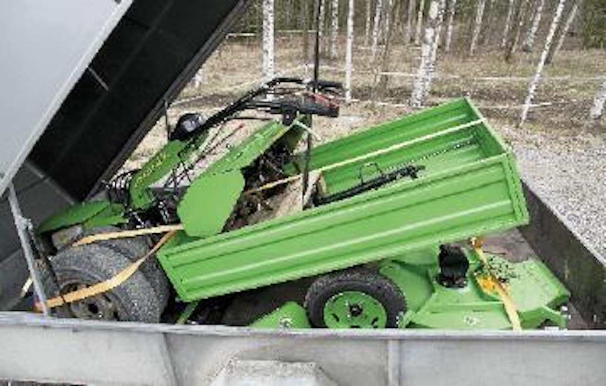 Yhteen peräkärrykuormaan mahtuu sarvitraktorin ja perävaunun lisäksi jyrsin, ruohonleikkuri sekä niittoleikkuri. Painoa koneista kertyy reilut 300 kiloa, mikä kannattaa ottaa huomioon henkilöautolla jarrutonta kärryä vedettäessä.