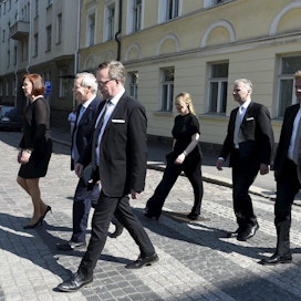 Jari Leppä (takarivissä keskellä) asteli torstaina ulos presidentinlinnasta maa- ja metsätalousministerinä muiden ministereiden kanssa.
