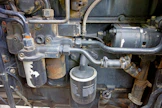 Kuvassa näkyvät Case IH 845 XL -traktorin hydrauliikan ja moottorin öljynsuodattimet.