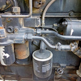 Kuvassa näkyvät Case IH 845 XL -traktorin hydrauliikan ja moottorin öljynsuodattimet.