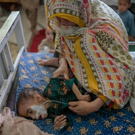 Aliravitsemuksesta kärsivä lapsi hoidettavana täpötäydessä Mirwaisin sairaalassa Afganistanin Kandaharissa 27. syyskuuta 2021. LEHTIKUVA / AFP