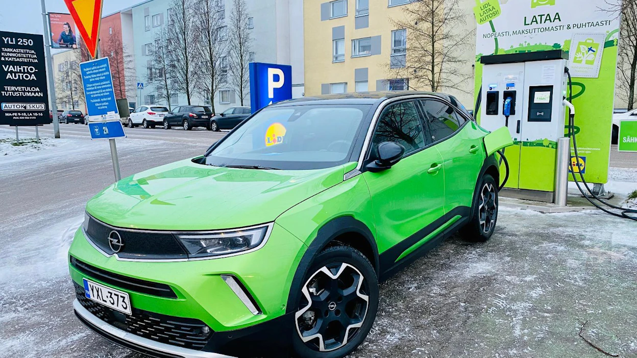 Liikenne sähköistyy vauhdilla, mutta päästöjen puolittaminen ei silti näytä toteutuvan vuoteen 2030 mennessä.