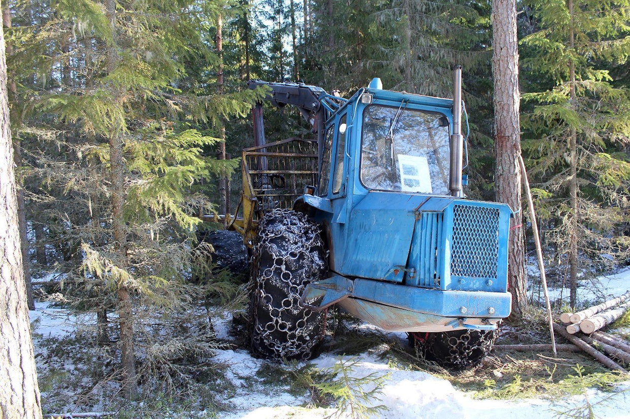 Ensimmäiset metsätraktorit. Kuormaakantavien metsätraktoreiden aika alkoi 1960-luvun lopulla, useimmissa merkeissä ja malleissa oli peruskoneena maatalous- tai teollisuustraktori. Ford 5000 oli eräs suosituimmista aihioista, sen pohjalta tehtiin muun muassa Kockum Brunett, Teg, Savotta-County ja kuvan Rottne Blondin, jonka valmistus alkoi 1968. Smoolantilaisen Börje Karlssonin kehittämässä koneessa on Brockhousen muunnin, 6-nopeuksinen suunnanvaihtajalaatikko ja kitkarullavetoinen teli. Blondin omapaino on reilut 8 tonnia ja kantavuus 10 tonnia.