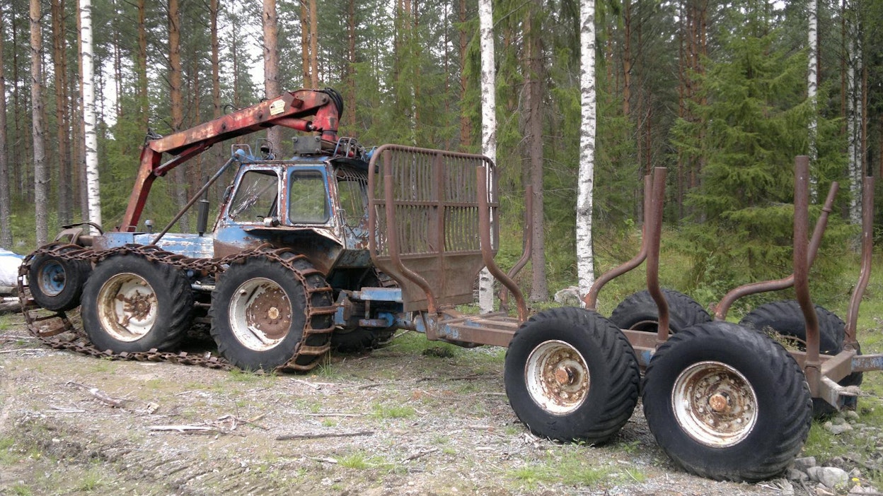 County-traktori löytyi metsäsaarekkeen reunasta.