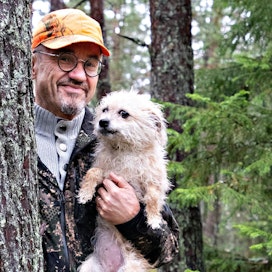 &quot;Paikalliseen metsästysseuraan pääsyyn ei riitä aina maakaan&quot;, pohtii Jukka Kurttila Sofia-koira kainalossaan.