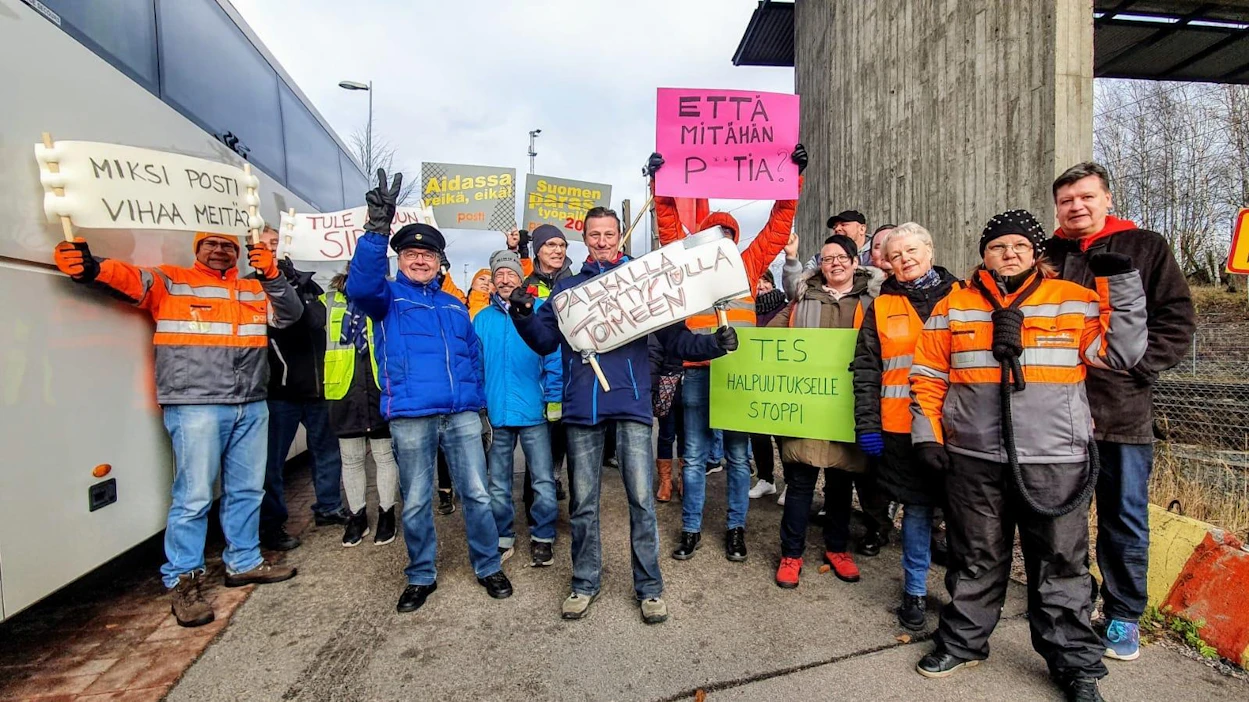 Ilmalan aseman kupeessa kokoontui mielenosoittajia Satakunnasta ja Varsinais-Suomesta. Kuvassa väkeä myös Liedosta, jossa Postin väitetään leikanneen reiän aitaan vuokratyöntekijöitä varten lakon vaikutusten vähentämiseksi.