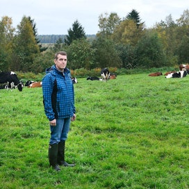 Vetelin Räyringissä maitotilaa pitävä Valion hallituksen puheenjohtaja Vesa Kaunisto on huolissaan kotimaisten maatilojen kannattavuusongelmista.
